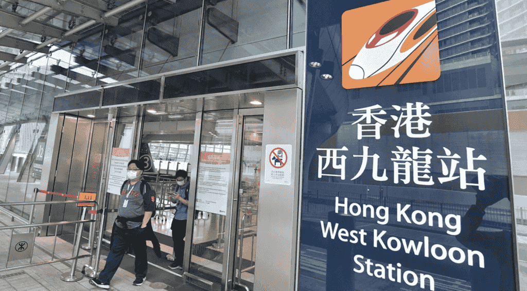 高鐵抵港列車車底冒煙 散發燒膠味 港鐵調動後備車接載乘客