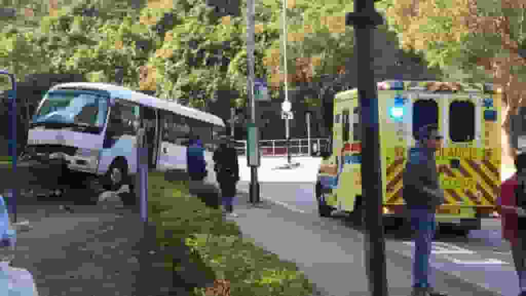 愉景灣小巴剷上行人路撞毀燈柱 3乘客受傷包括3歲童