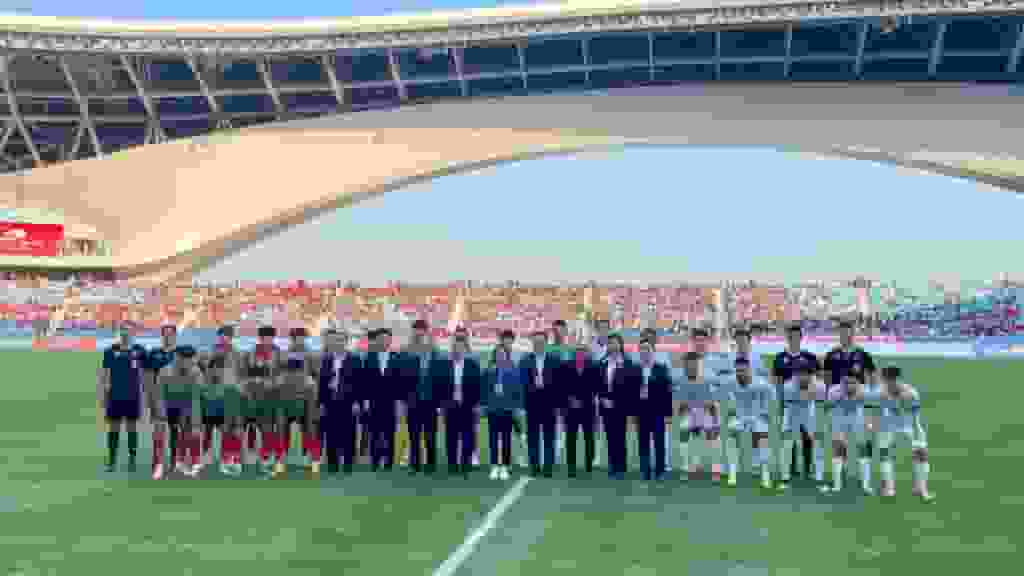 省港盃│ 羅淑佩等到南沙為港隊打氣 讚賽事精彩 冀港隊今年越來越好 !