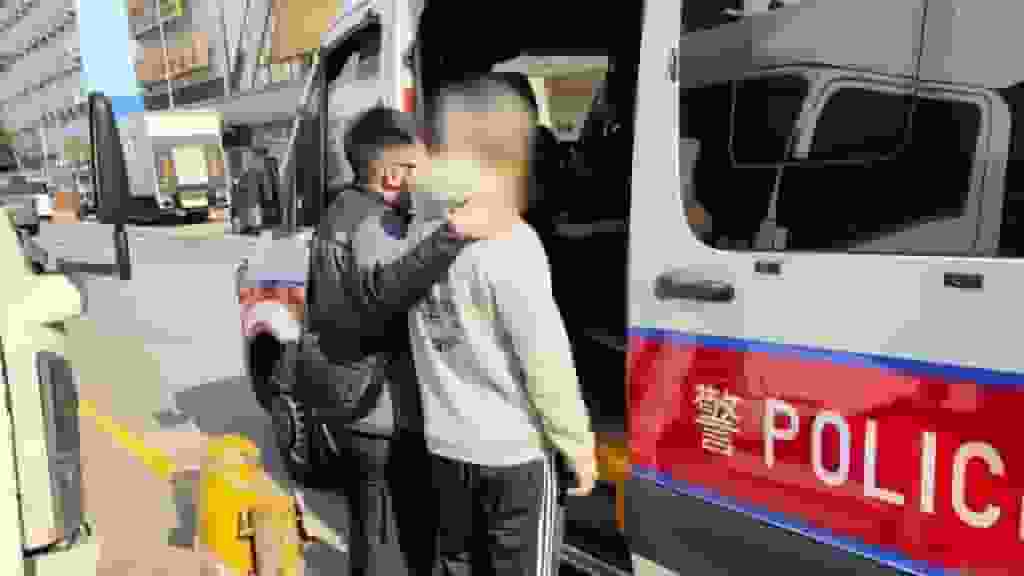 沙田好運中心排隊柱遭人扔落街 警查天眼拘23歲男