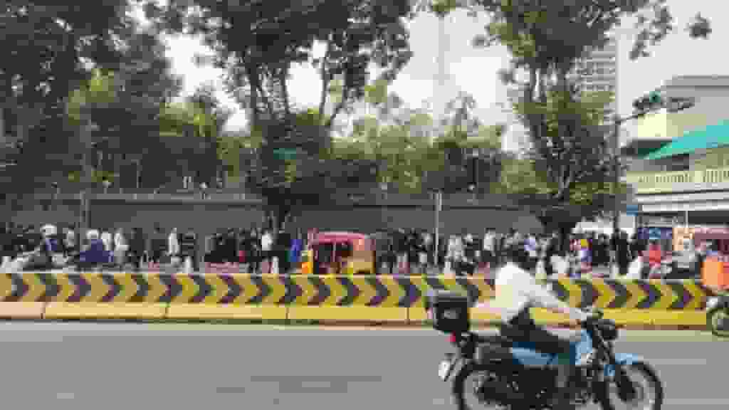 逃離電騙園|中國公民排隊求助 駐柬埔寨大使館現人龍