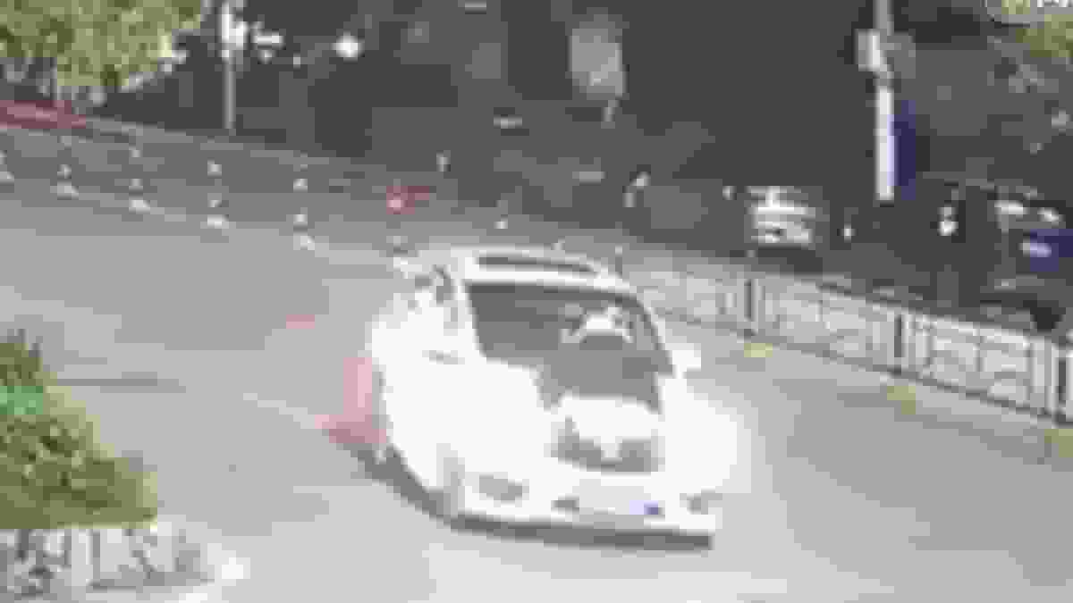 武漢41歲交警攔衝路障醉駕車 遭頂行600米殉職—有片