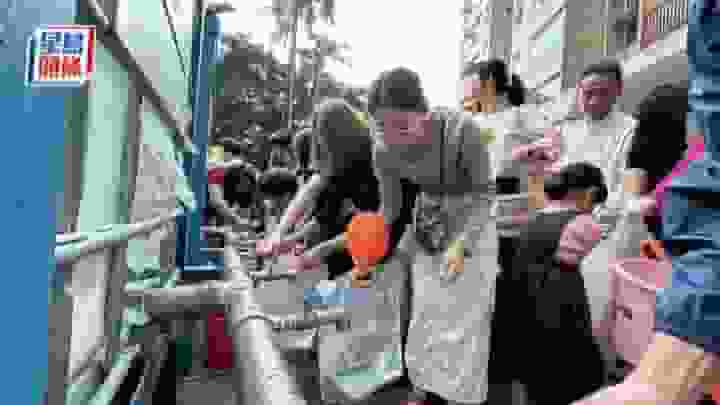 冬至斷水│上水天平邨居民落樓撲水 水務署:爭取凌晨完成維修恢復供水