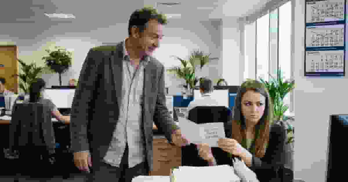 一張過時生日卡的威力:研究指工作間「微型冒犯」可令員工缺勤率暴增 50%